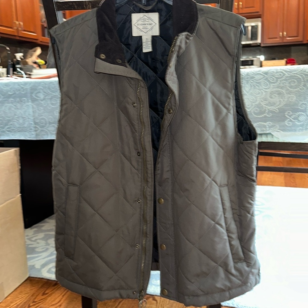 Men’s quilted vest, zippered pockets, size Medium
